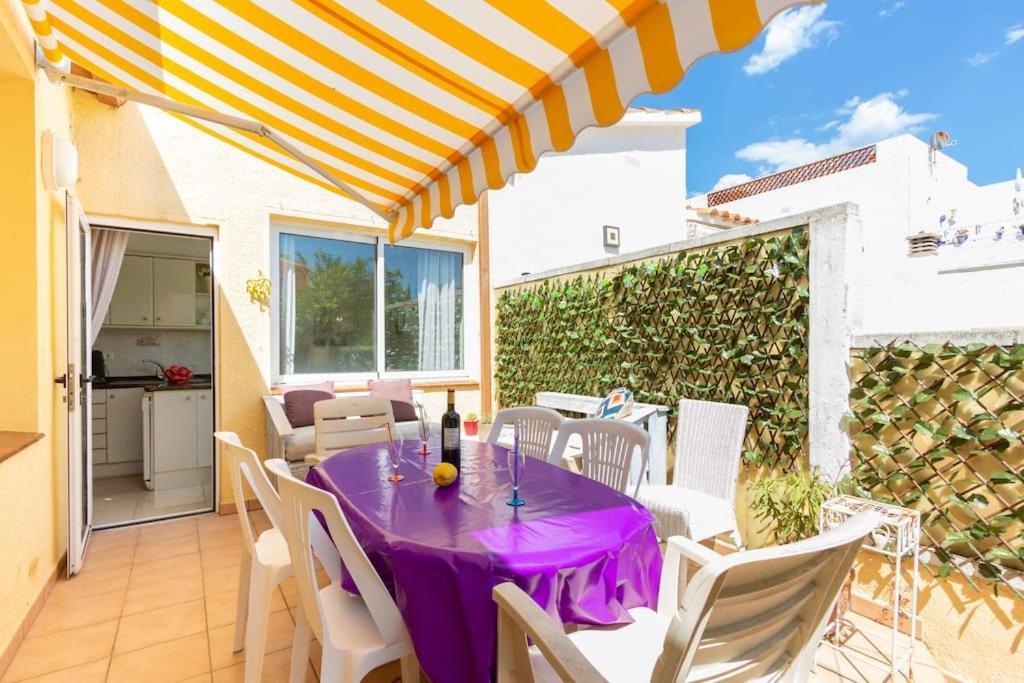 S46-Casa De Vacaciones Climatizada Con Piscina, En El Centro Junto Al Mar, Barbacoa Y Wiifi Empuriabrava Luaran gambar