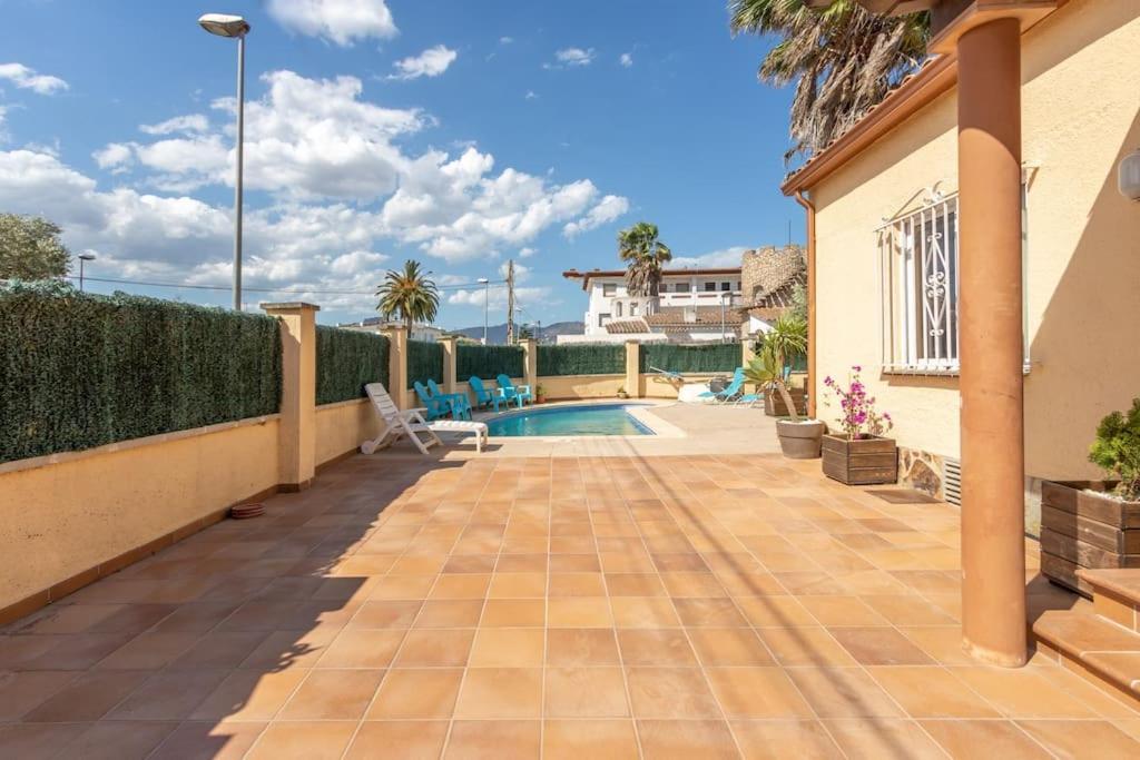 S46-Casa De Vacaciones Climatizada Con Piscina, En El Centro Junto Al Mar, Barbacoa Y Wiifi Empuriabrava Luaran gambar